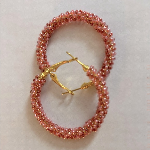 Hand-Beaded 1 1/2” Peach/Coral Hoop Earrings NWOT - Picture 2 of 2